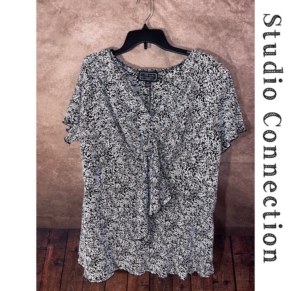 STUDIO CONNECTION~Black/White blouse with tie front~16W~soft pucker fabric~EUC